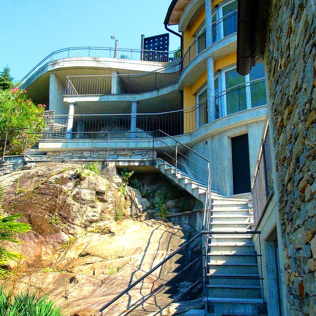 Brione - Villa mit Swimmingpool und rustikalem Haus
